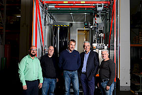 Remise de l'installation multifonction à Uwe Türpe (m.) par Yilmaz Saglam, Matthias Kast, Christian Noll et Jason Sharp (v. l., Pipetronics)